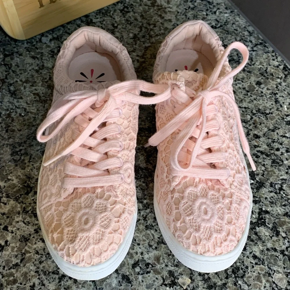Isaac Mizrahi Imjina Pink Eyelet Sneakers Size 6.5